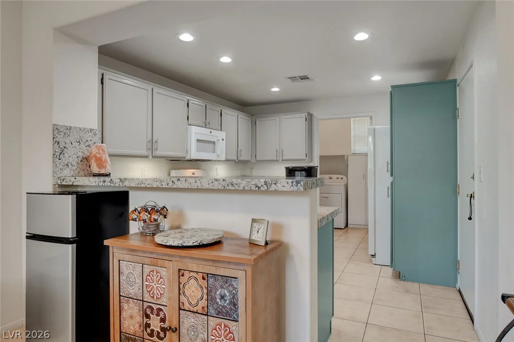 10190 Deerfield Beach, Las Vegas, NV 89129