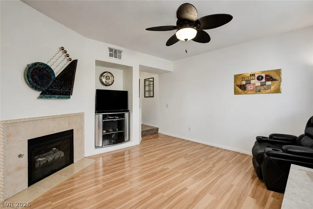 10190 Deerfield Beach, Las Vegas, NV 89129