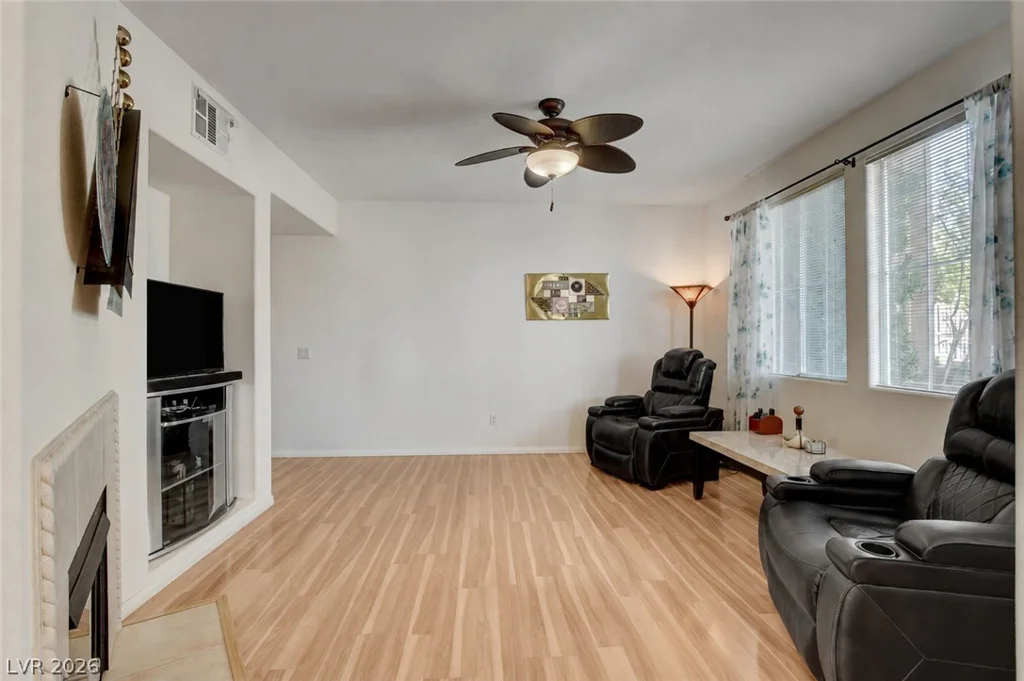 10190 Deerfield Beach, Las Vegas, NV 89129