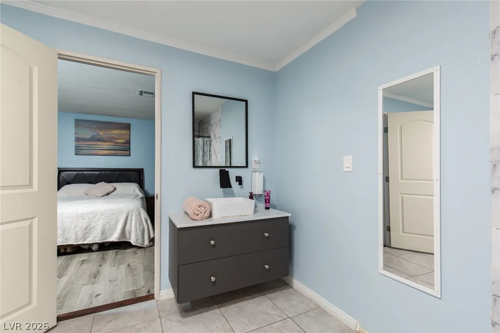 330 Sir Richard East, Las Vegas, NV 89110