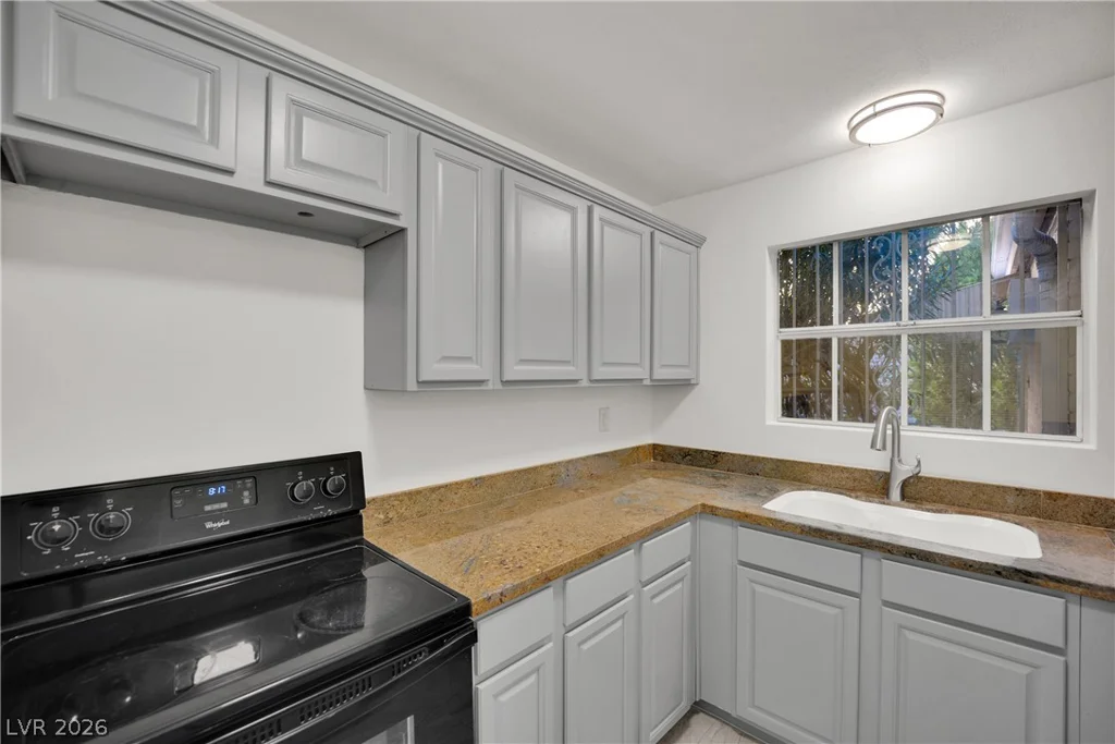 566 Tam O Shanter, Las Vegas, NV 89109