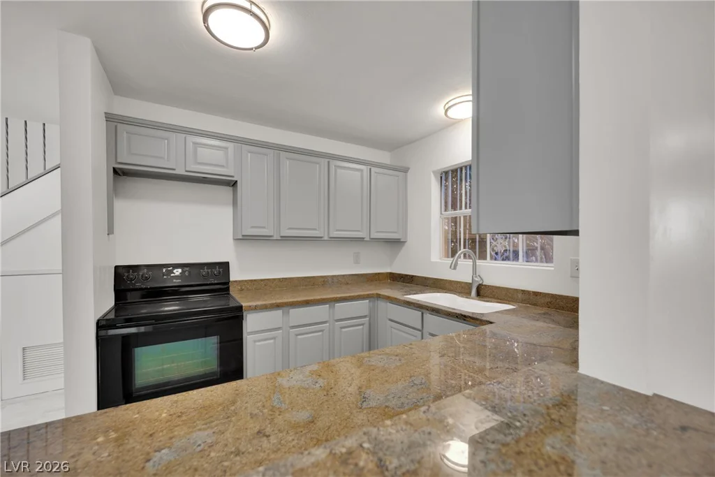 566 Tam O Shanter, Las Vegas, NV 89109