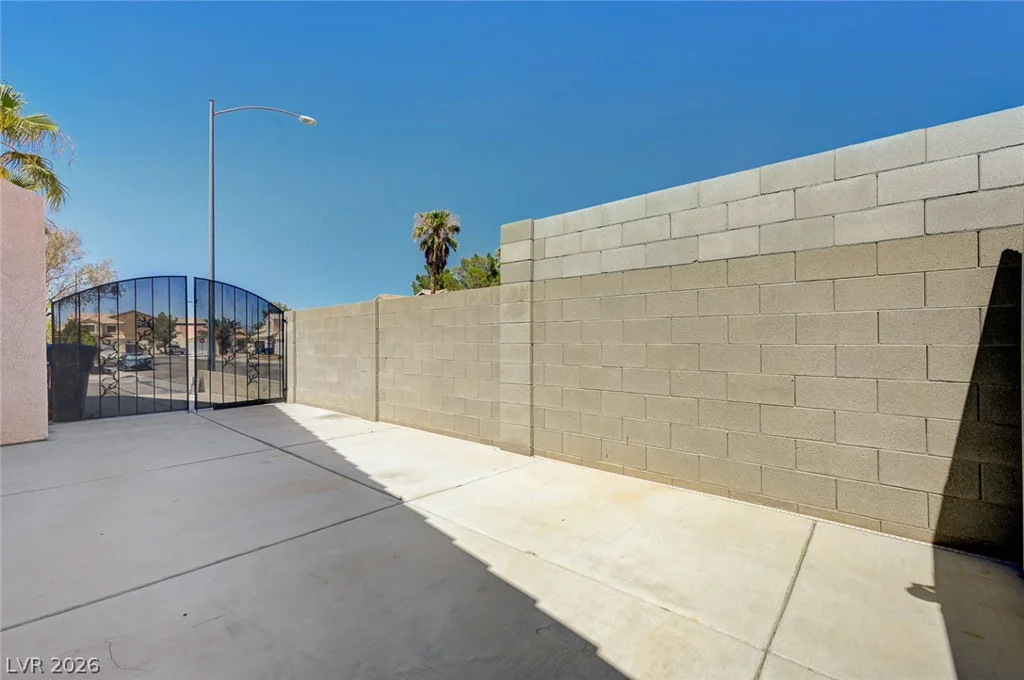 9301 Mountain Range, Las Vegas, NV 89129