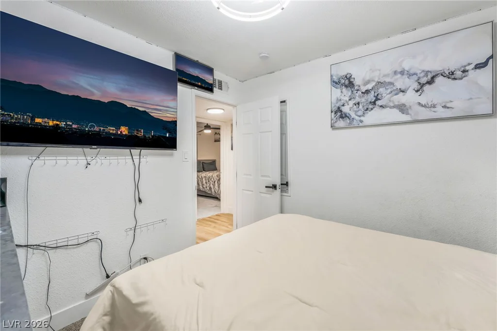 6320 Bristol, Las Vegas, NV 89107