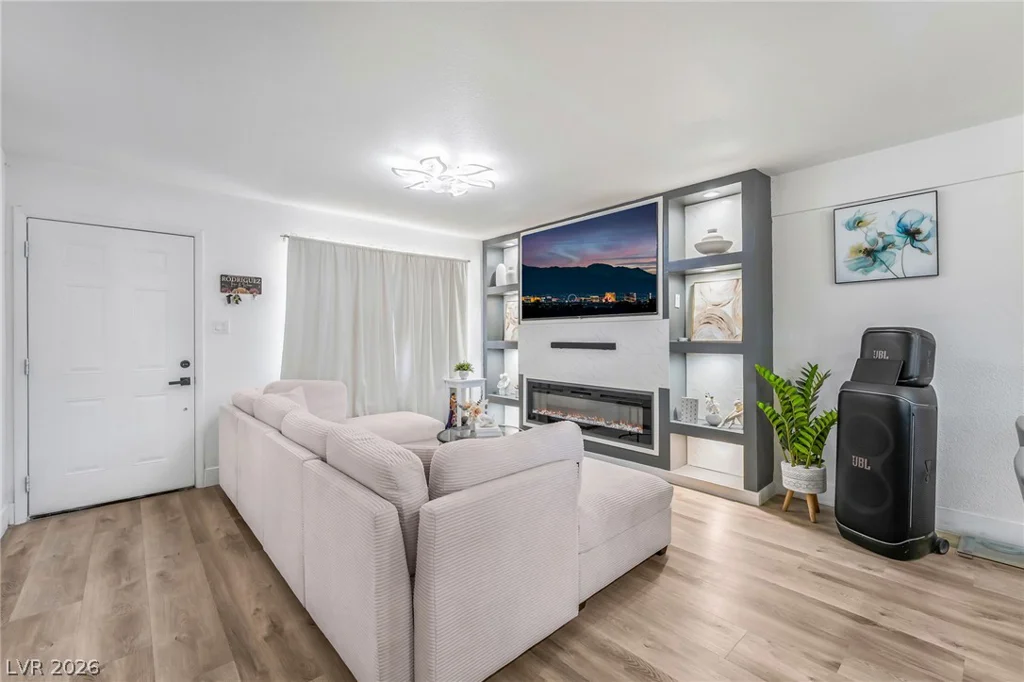 6320 Bristol, Las Vegas, NV 89107