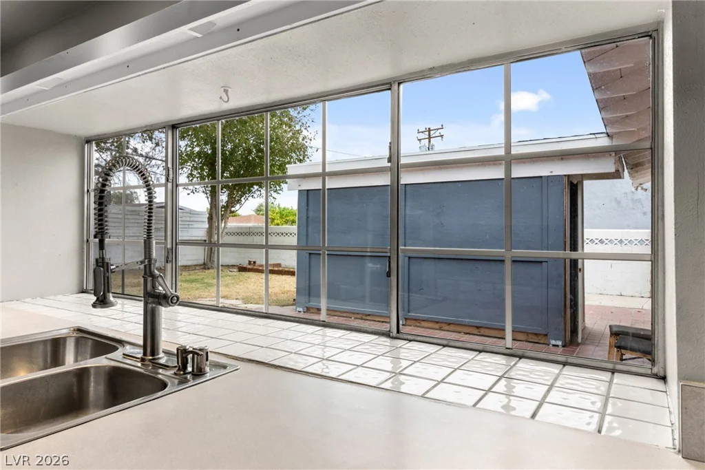 561 Bonita, Las Vegas, NV 89104