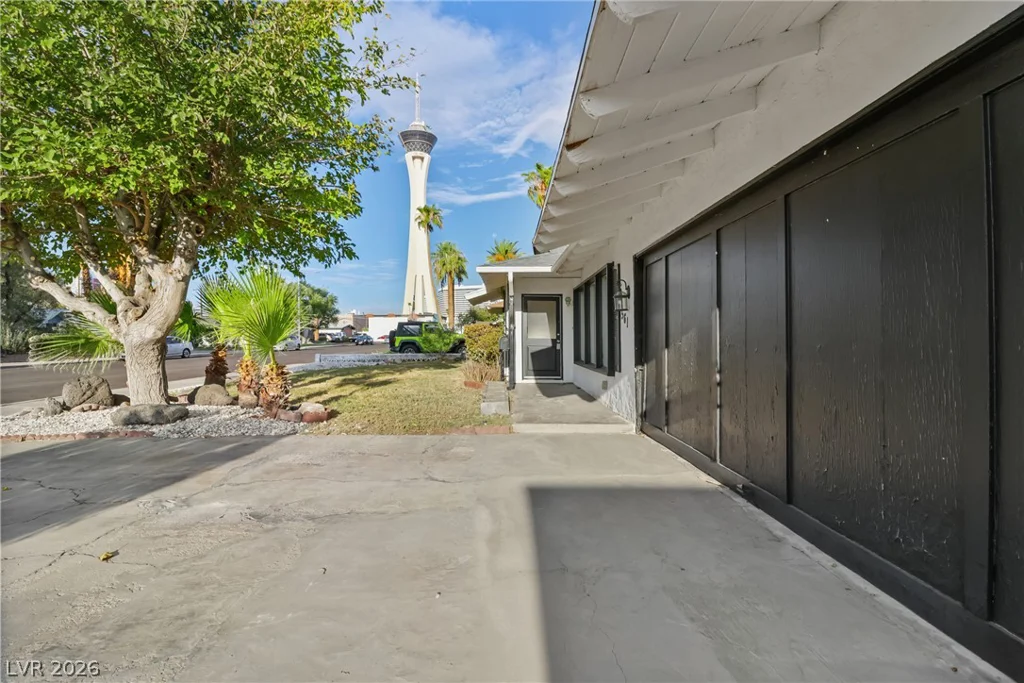 561 Bonita, Las Vegas, NV 89104