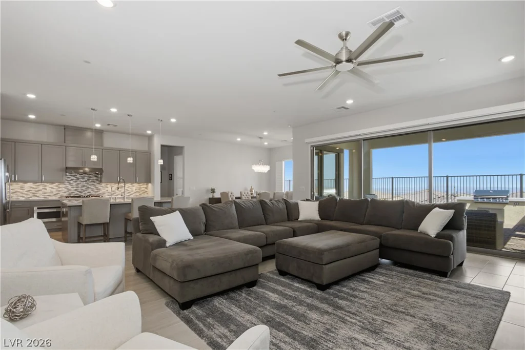 180 Medianoche, Las Vegas, NV 89138