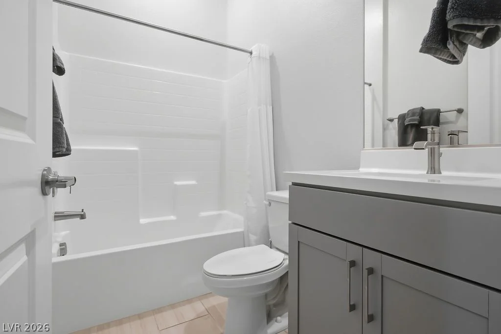 180 Medianoche, Las Vegas, NV 89138