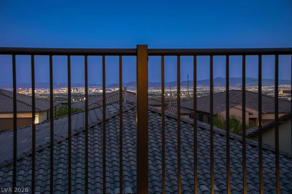 180 Medianoche, Las Vegas, NV 89138