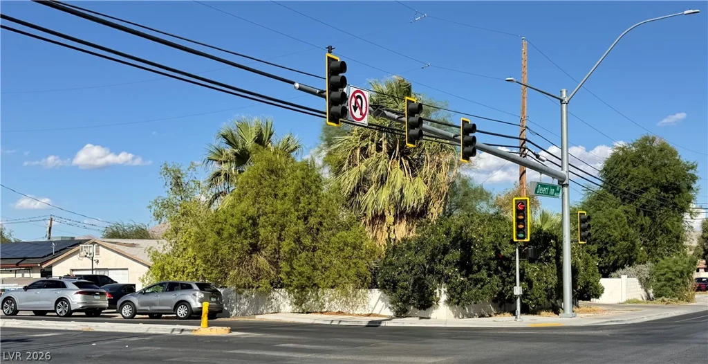 4624 Desert Inn, Las Vegas, NV 89121