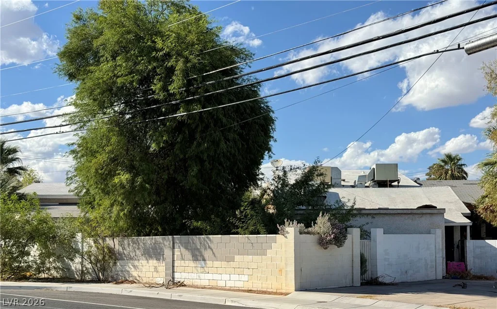 4624 Desert Inn, Las Vegas, NV 89121