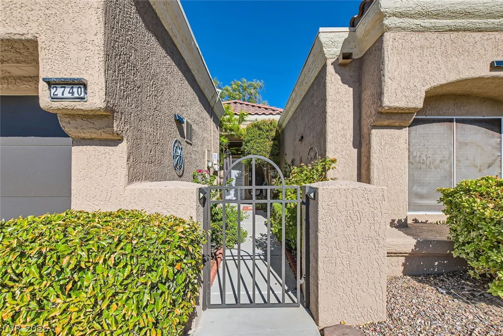 2740 Desert Crystal, Las Vegas, NV 89134