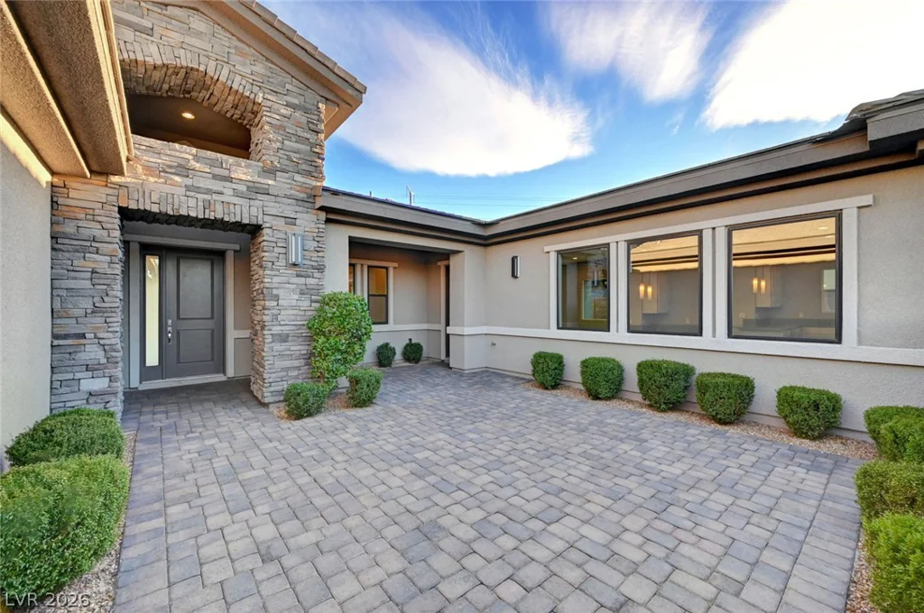 8477 Wolf Mountain, Las Vegas, NV 89129