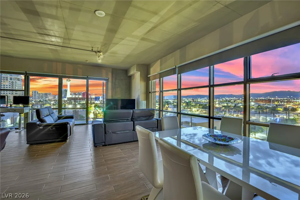 353 Bonneville, Las Vegas, NV 89101
