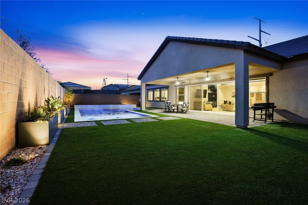 8575 Nicholas James, Las Vegas, NV 89143