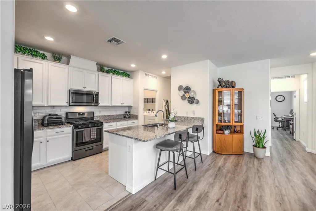 2376 Elmont, North Las Vegas, NV 89086