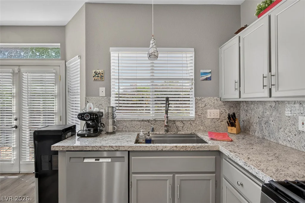 6673 Coral Falls, Las Vegas, NV 89108