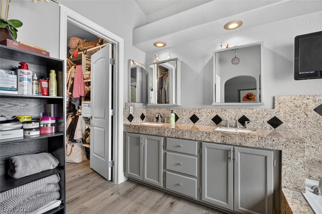 6673 Coral Falls, Las Vegas, NV 89108