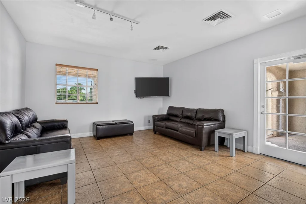 6673 Coral Falls, Las Vegas, NV 89108