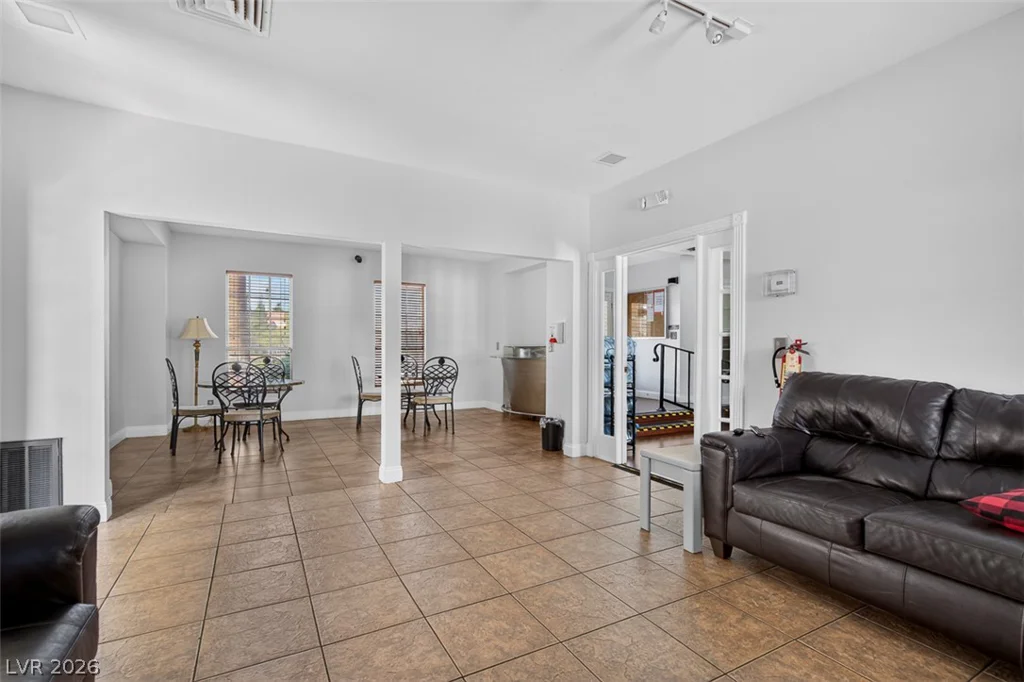 6673 Coral Falls, Las Vegas, NV 89108