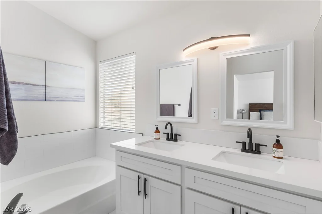 2416 Goldenmoon, Las Vegas, NV 89108