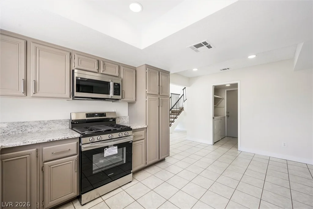 6733 Evanston, Las Vegas, NV 89108