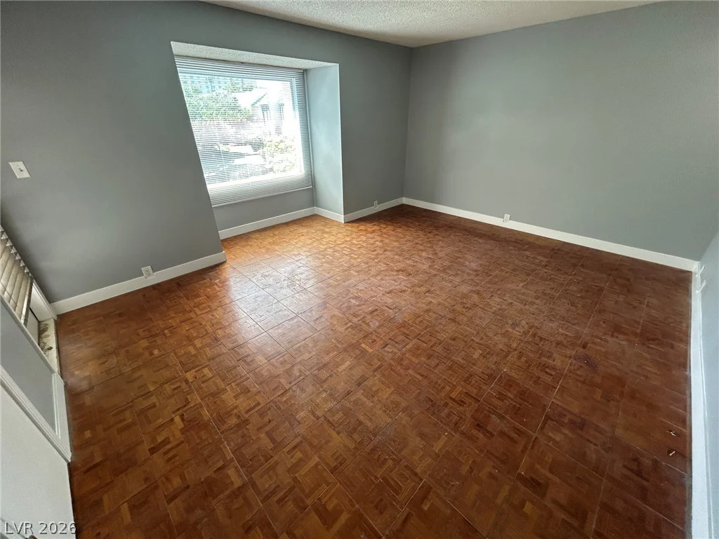 596 Tam O Shanter, Las Vegas, NV 89109