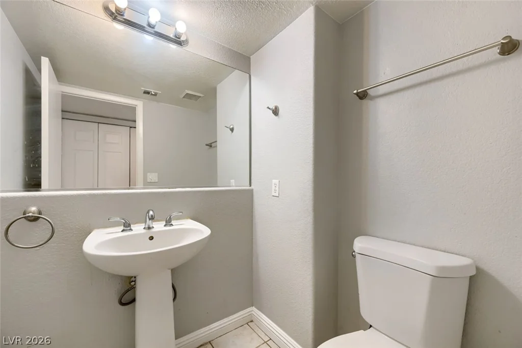 1915 Giant Rock, North Las Vegas, NV 89031