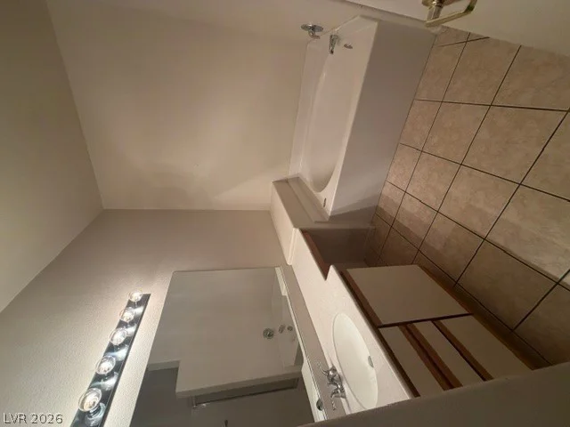 5751 Hacienda, Las Vegas, NV 89122