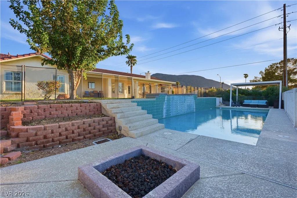 100 Highland, Henderson, NV 89015