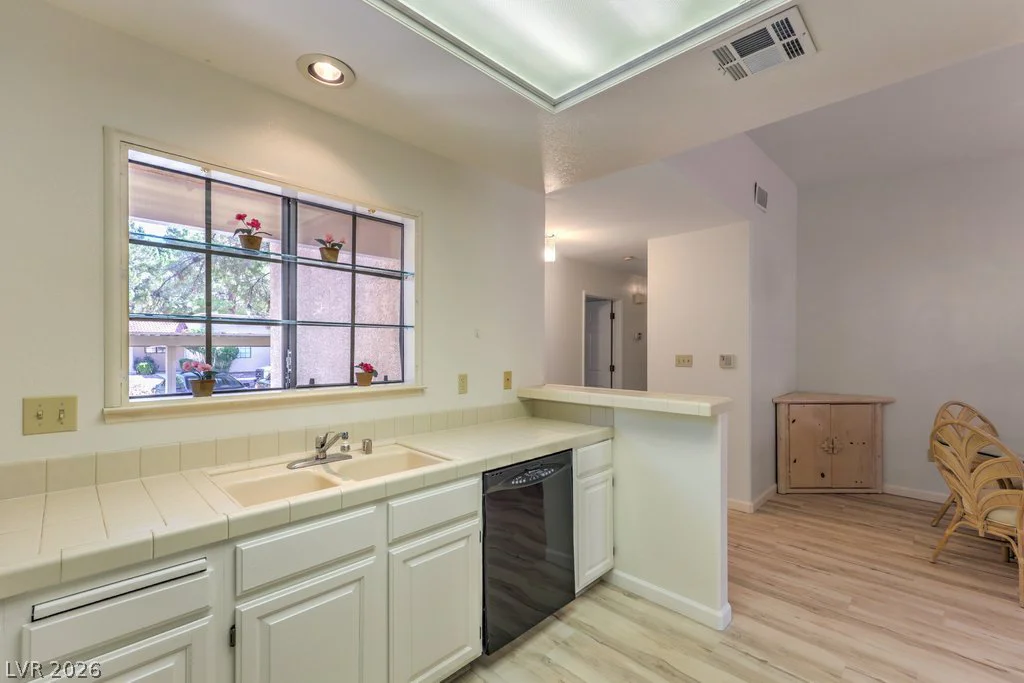 2851 Valley View, Las Vegas, NV 89102