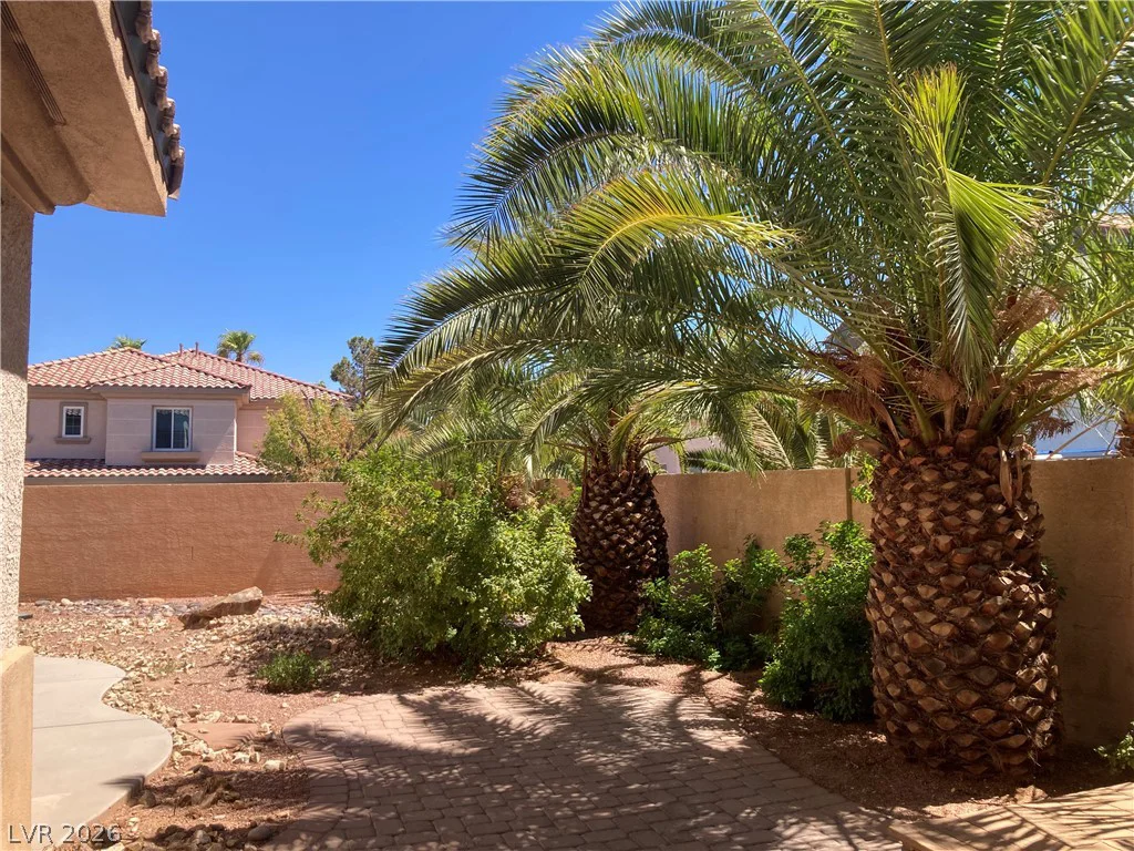8877 Waltzing Waters, Las Vegas, NV 89147