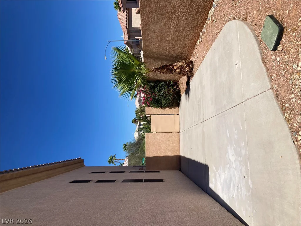 8877 Waltzing Waters, Las Vegas, NV 89147