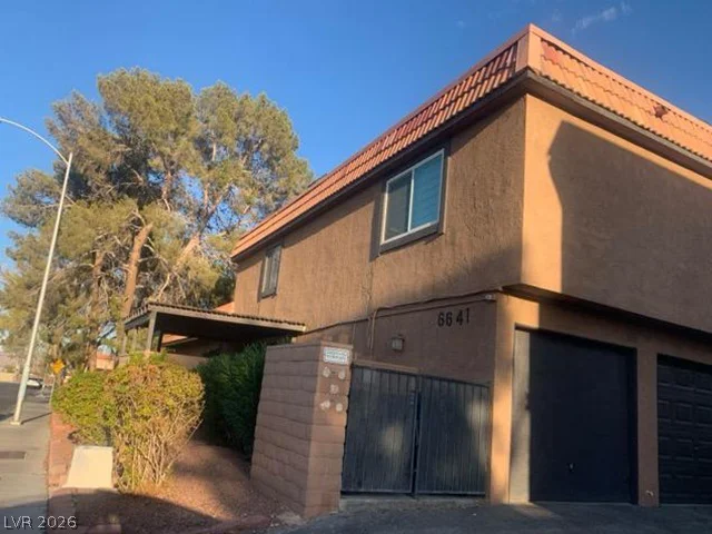 6641 Silverstream, Las Vegas, NV 89107