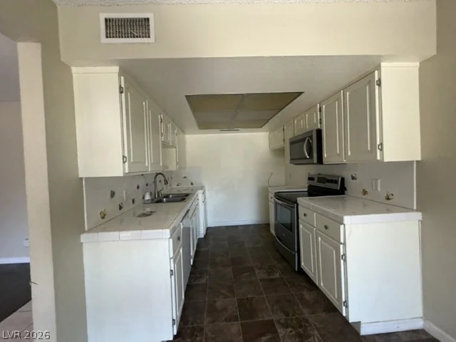 6641 Silverstream, Las Vegas, NV 89107