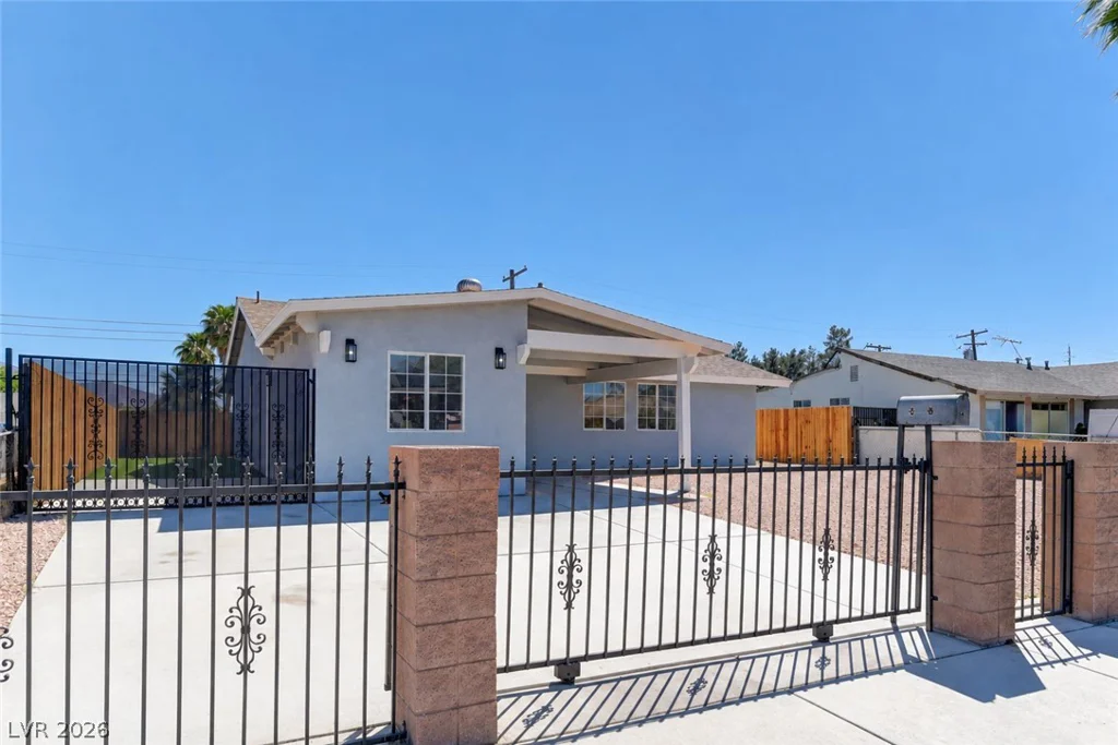 34 Del Amo, Las Vegas, NV 89110