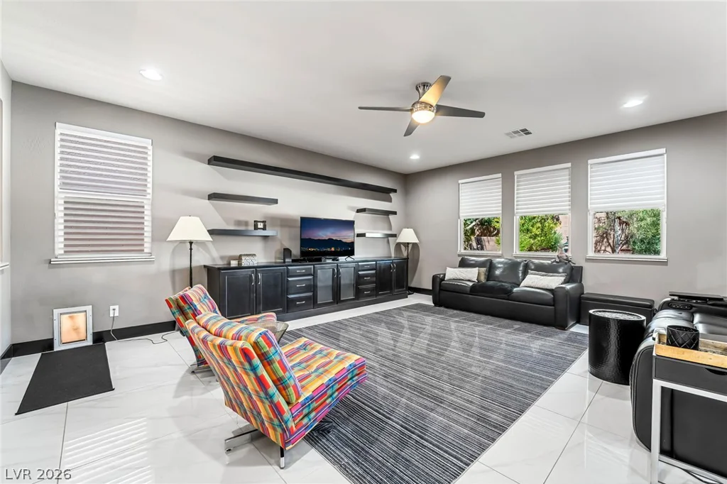 350 Azar Swan, Las Vegas, NV 89183