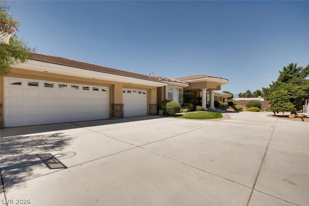 6325 Iron Mountain, Las Vegas, NV 89131