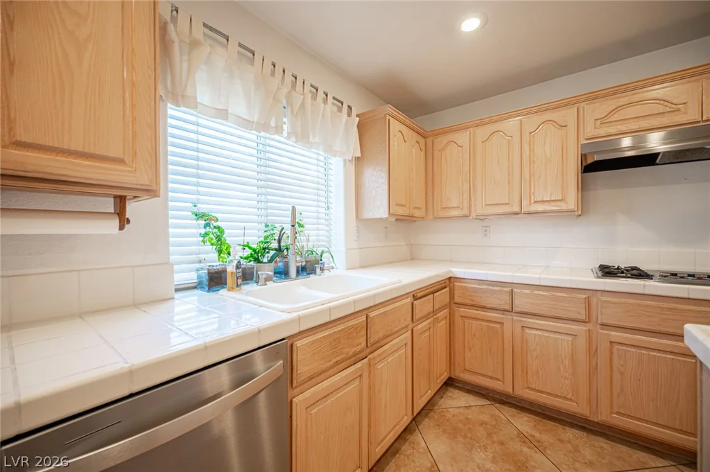 2004 Lady Lake, Las Vegas, NV 89128