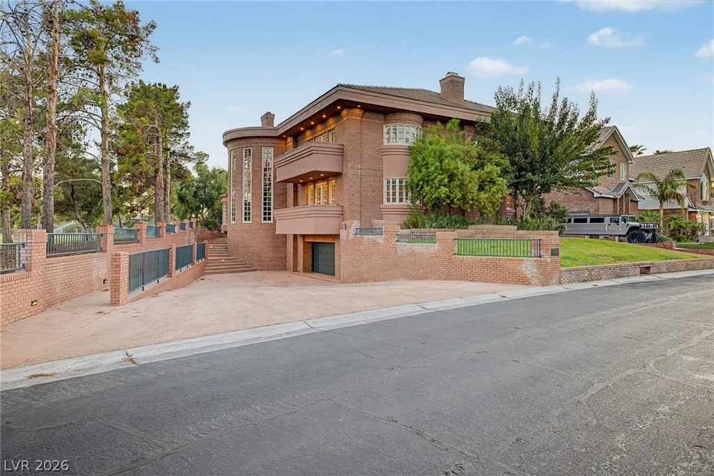 1105 Broadmoor, Las Vegas, NV 89109