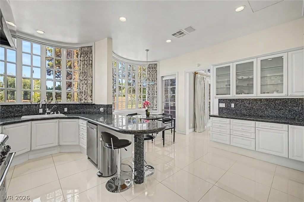 1105 Broadmoor, Las Vegas, NV 89109