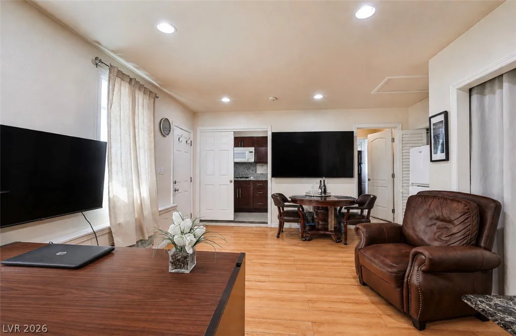 5323 Holbrook, Las Vegas, NV 89103