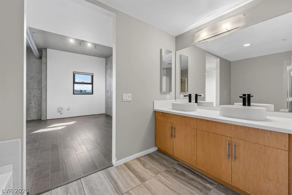 353 Bonneville, Las Vegas, NV 89101