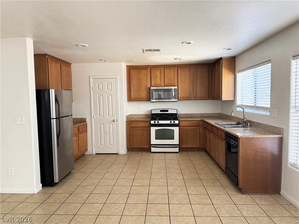102 Gilliflower, Las Vegas, NV 89183