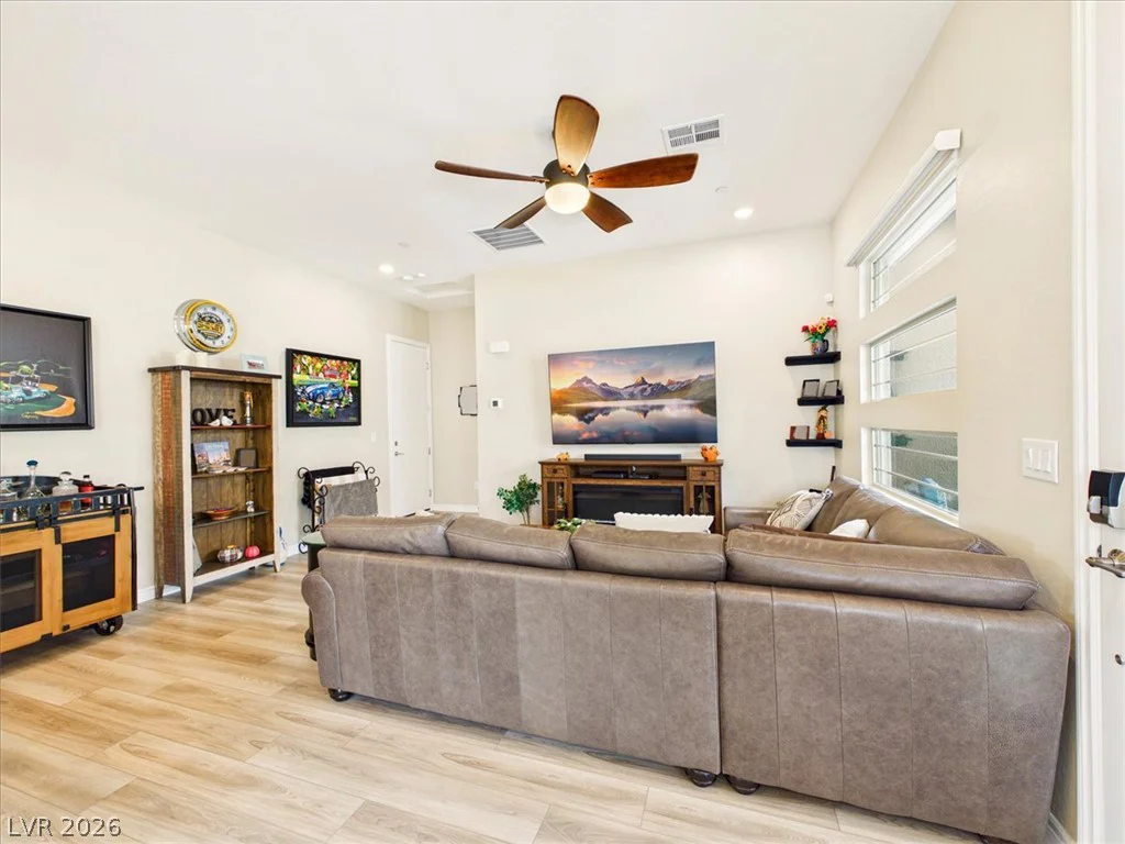 921 Woodburn, Las Vegas, NV 89138