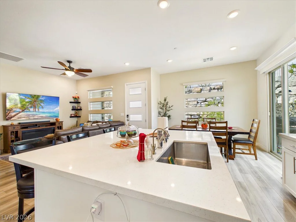 921 Woodburn, Las Vegas, NV 89138
