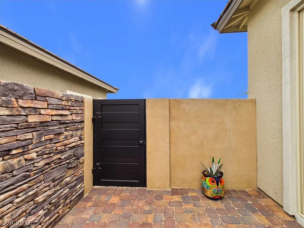921 Woodburn, Las Vegas, NV 89138
