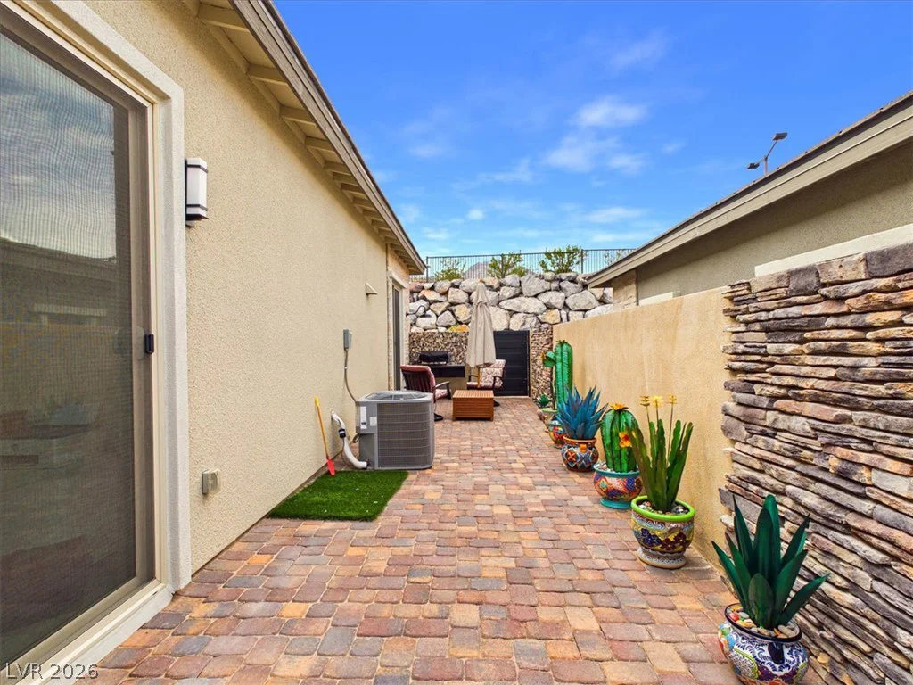 921 Woodburn, Las Vegas, NV 89138