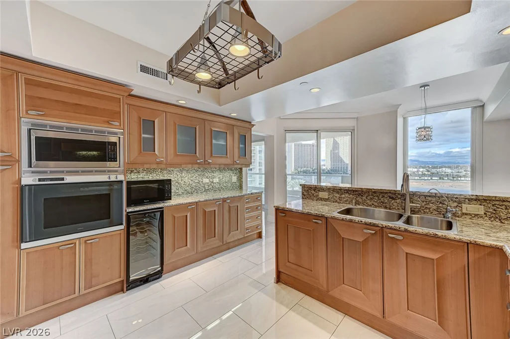 2777 Paradise, Las Vegas, NV 89109